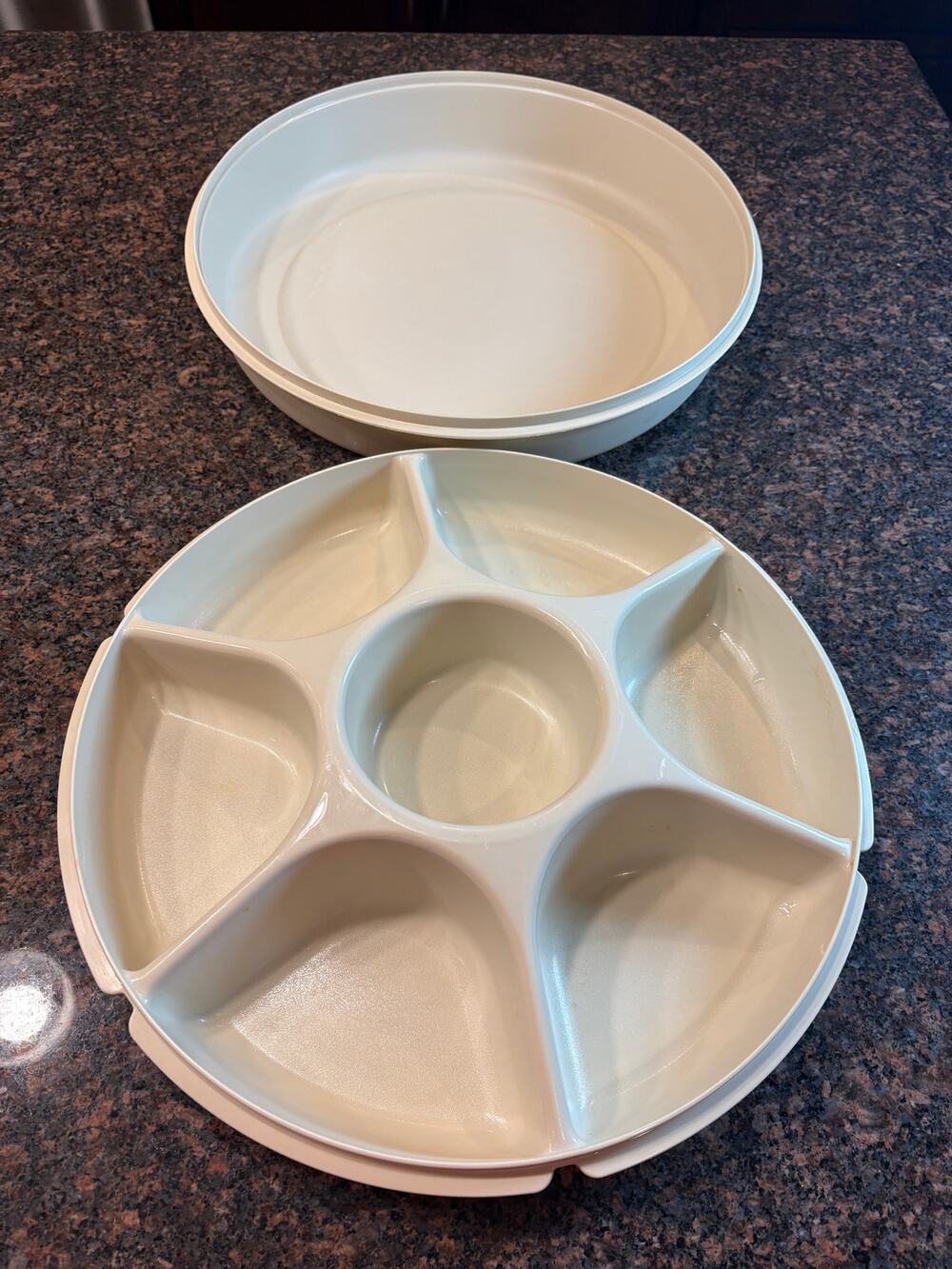 Vintage Tupperware Veggie Tray 1665-3 IN GREAT CONDITION